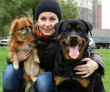 Пекинес Клёпа и ротвейлер Рута, довольные клиенты школы для собак КСОО "Харон"